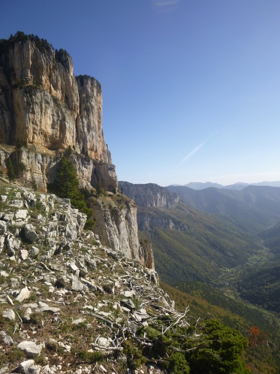 kus_steph's tweet photo. Sur la grande vire du rocher d'Archiane 3/3 #Vercors #Automne https://t.co/7ZzxIQ5qOs