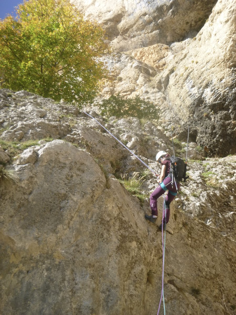 kus_steph's tweet photo. Sur la grande vire du rocher d'Archiane 3/3 #Vercors #Automne https://t.co/7ZzxIQ5qOs