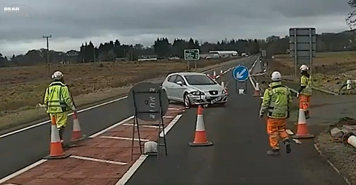 It's just another roadworks sign, it doesn't mean anything.... Right? Every day roadworkers are at risk of serious injury or death, from drivers ignoring road signs and signals. Don't ignore them!  youtu.be/x8AV0vbFLDs buff.ly/3TWji9p
#roadsafety #roadworkersatrisk