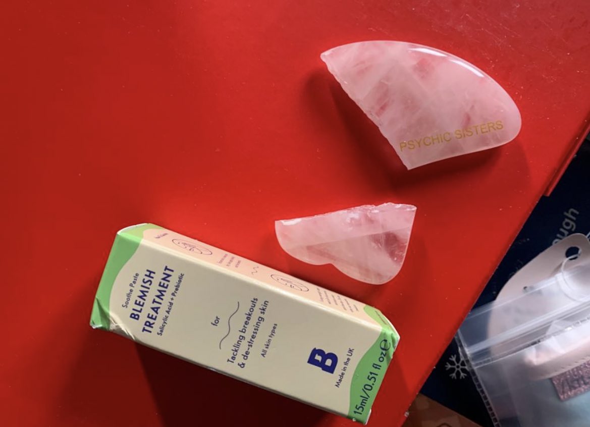 JessicaCompton5's tweet photo. Ordered a skincare box last month and this has turned up: damaged box and broken products inside. Have emailed twice with no response, can you please respond to this tweet!? @beautybayhelp @beautybay https://t.co/uJGfoS2NIi