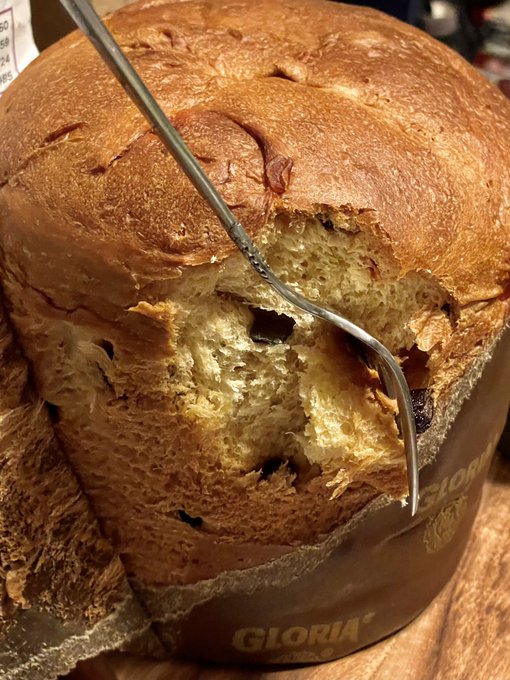 そういえばパネトーネのおすすめの食べ方
切って食べるものだと思ってる人が多いと思うのだけど
個人的には、こうやってフォークでこそげ剥がす食べ方をお勧めしたい
スルスル食べてしまってやばいやつ
コーヒーが進む
コレは見せるために剥がしたけど、なんなら外側の紙なんか取らなくてもいいぞ 