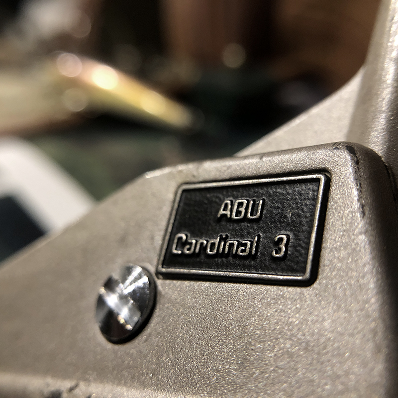 oldsjp's tweet photo. https://t.co/i1Rx5gh16f

Abu Cardinal 3 Early Model Champagne Gold Spinning Reel 780200 落ちついた彩度の低いシャンパンゴールドと称される初期のカラーモデル、銘板が33ディテールを引き継ぐスモールのブラックバージョン、ブラックとシャンパンのトーンが端正な極めて貴重な一台です。 https://t.co/ZdnSRUXL9M