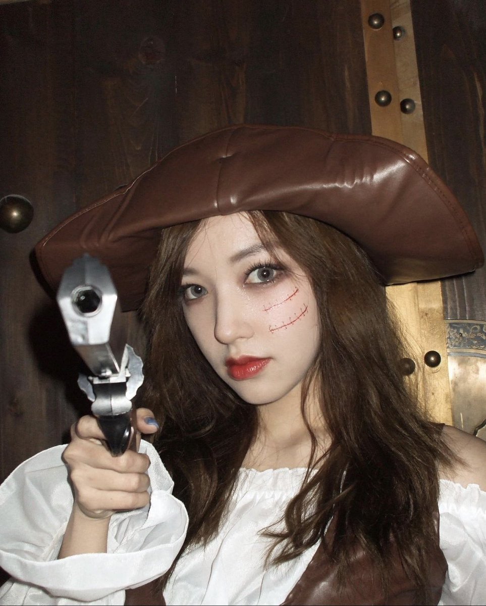 introv_NFJ's tweet photo. #ChengXiao w/ her 🔫 — hold up! 

from #程潇 ig 🎃 https://t.co/ikSw2c3Wj1