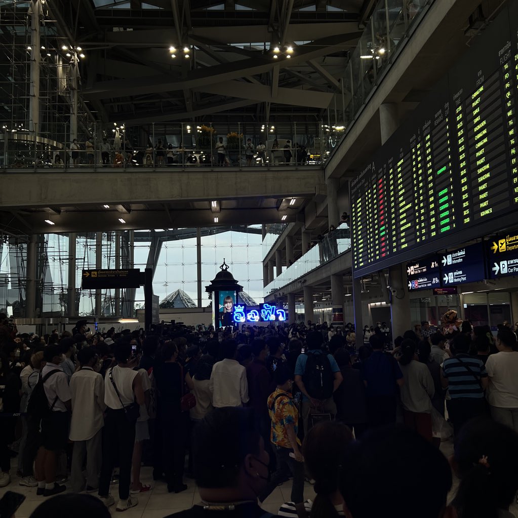 gubgib_kt's tweet photo. ป้ายไฟจากกองทัพอิงฟ้าพี่ฟ้าเห็นมั้ยยย ต้อนรับคนเก่งกลับบ้านเรานะ 🥺🫶🏻💙

Welcome back Home ENGFA
#WelcomeMGI2022toThailand https://t.co/cEiIsrmBRW