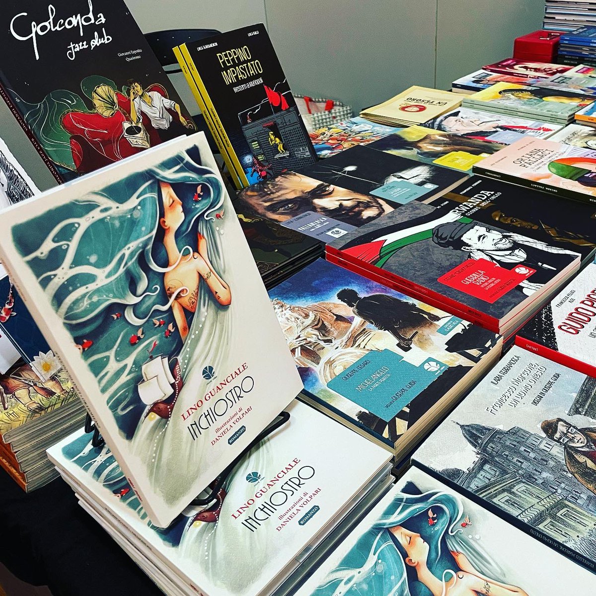 #inchiostro di <a href="/LinoGuanciale/">Lino Guanciale</a> anche oggi - ultimo giorno - a <a href="/LuccaCandG/">Lucca Comics & Games</a> padiglione #napoleone NAP141 vi aspettiamo #libri #graphicnovel #graphicjournalism