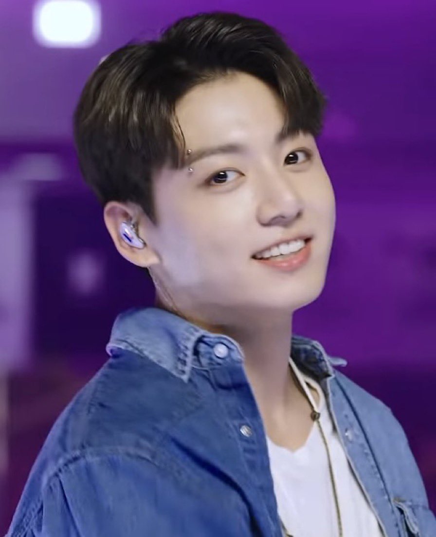 29Kobutan's tweet photo. 今日もグクが大好き💜💜
元気にしてるかな?🐰💜
応援ꉂꉂ📣💜💜💜💜
I vote #LeftandRight of CharliePush & Jungkook in #TheCollaborationSong at #PCAsI https://t.co/4lzhOeNdDw