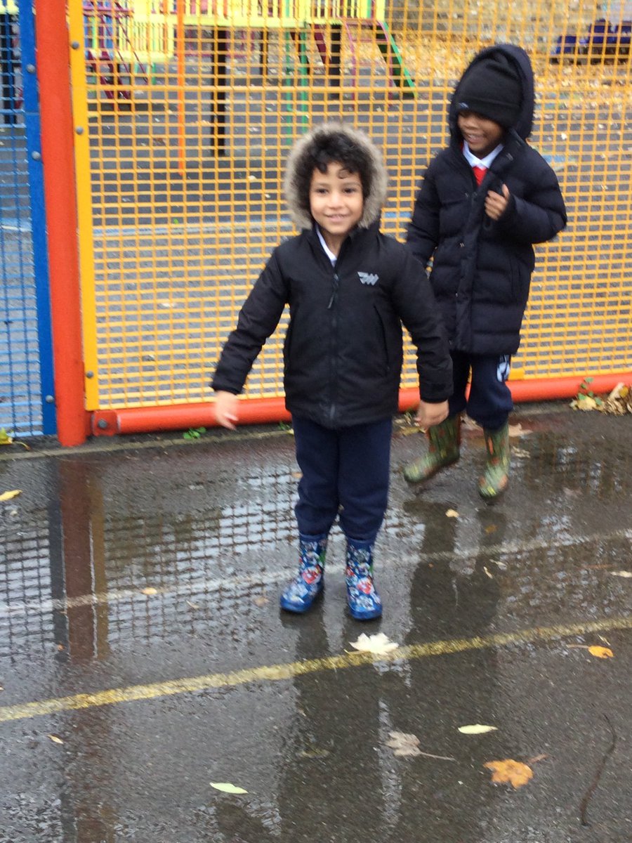 LarkHallPrimary's tweet photo. In EYFS we love to go outdoors in all kinds of weather! We do a quick safety check and off we go 💦☀️🌈 #naturalthinkers #outdoorlearning #lheyfs #lhsouthwark #lhmillennium #eyfsoutdoors #lhblp #lhpscd #understandingtheworld #eyfsautumn https://t.co/3v6cODgIf8
