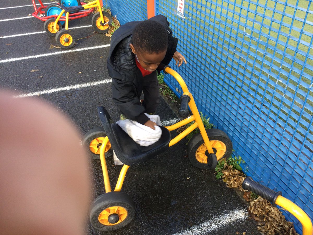 LarkHallPrimary's tweet photo. In EYFS we love to go outdoors in all kinds of weather! We do a quick safety check and off we go 💦☀️🌈 #naturalthinkers #outdoorlearning #lheyfs #lhsouthwark #lhmillennium #eyfsoutdoors #lhblp #lhpscd #understandingtheworld #eyfsautumn https://t.co/3v6cODgIf8