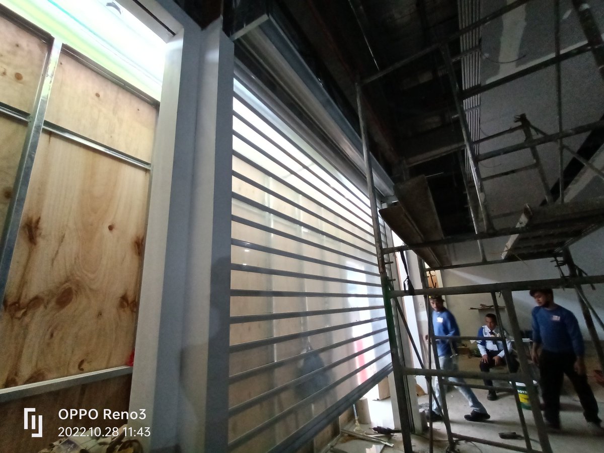 Successfully installed manual polycarbonate roll up door for Wings & Wraps, SM City Tuguegarao.
#RollupDoorsExpert #smcitytuguegarao #wingswraps