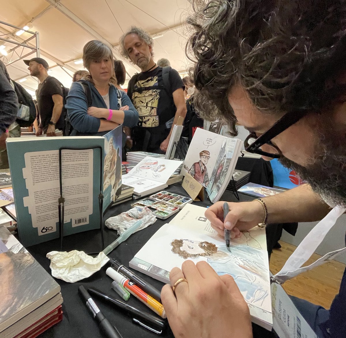 Giuseppe Guida personalizza le copie di #Michelangelo e #FrancescoMarcone #graphicnovel a <a href="/LuccaCandG/">Lucca Comics & Games</a> NAP141 padiglione #napoleone #graphicjournalism
