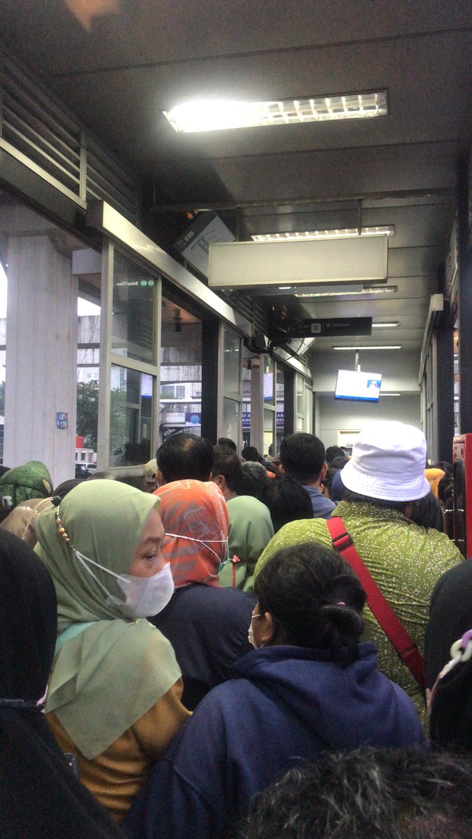 NADGS's tweet photo. Min @PT_Transjakarta kok di bnn kayak gini lagi 🥲 padahal awal2 bulan lalu sempet oke tiap 10menit. https://t.co/yYU90ByFjD