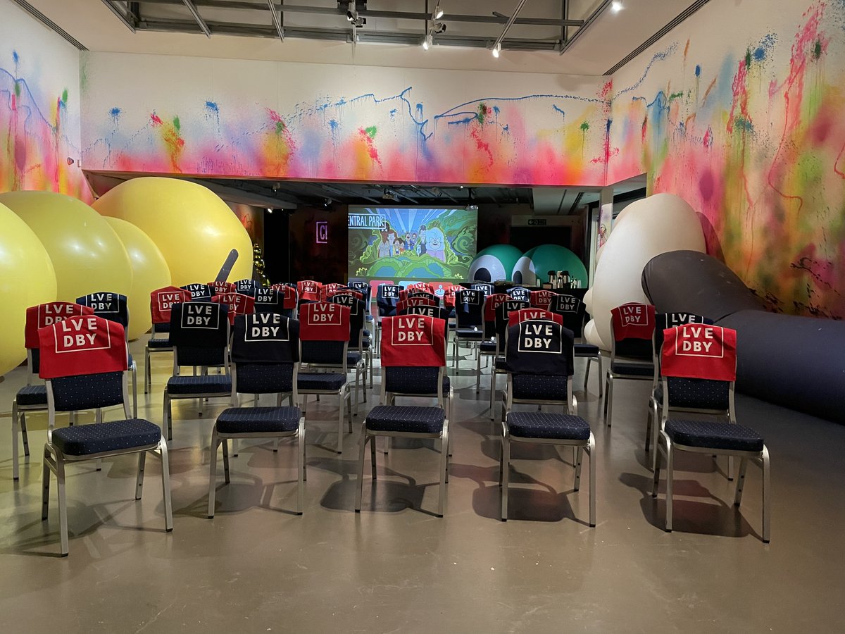 How to make a great first impression 😍 Our bags are also perfect for making an impact at events. See our bags taking centre stage at this event in the Gallery at QUAD. 

Got an event coming up? See our eco bags >> paperbagco.co.uk/printed-eco-ba…

#event #branding  #printedbags