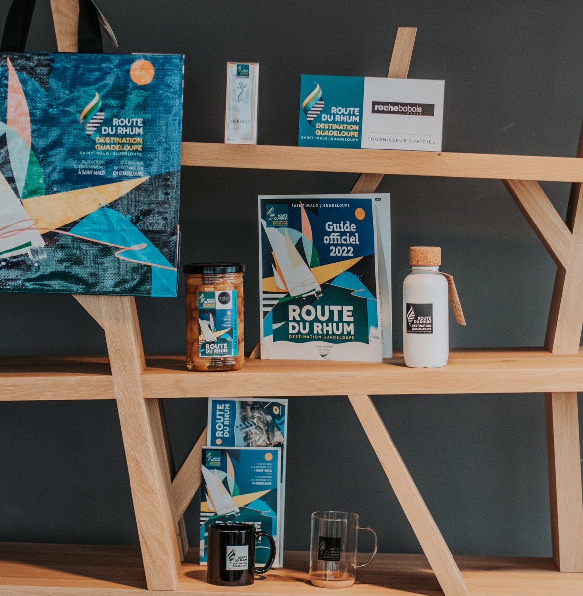RouteDuRhum's tweet photo. [(#CONCOURS⛵ )]

Pour célébrer la 12e édition de la Route du Rhum-Destination Guadeloupe, tentez de remporter 𝐥𝐞 𝐥𝐨𝐭 𝐝𝐞 𝐏𝐫𝐨𝐝𝐮𝐢𝐭𝐬 𝐎𝐟𝐟𝐢𝐜𝐢𝐞𝐥𝐬 présent sur la photo : 

Participation:
➡️ Follow @RouteDuRhum 
➡️ Like ❤️ &amp; RT🔁 le concours

🍀TAS 03/11/22 à 12H https://t.co/enhBYto1Gz