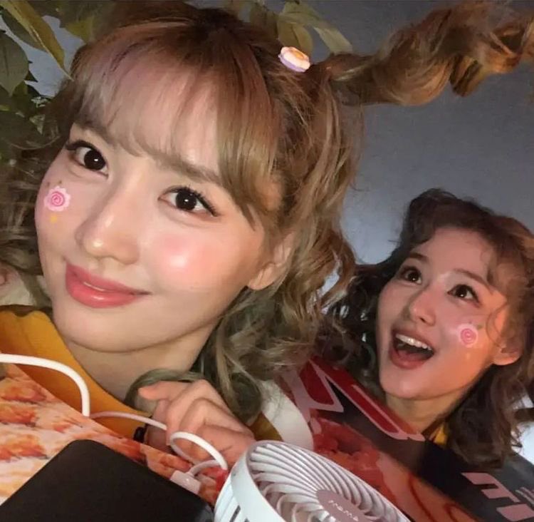 nocontextsamo's tweet photo. #MAMAVOTE #twice https://t.co/t5bNMWDnx8