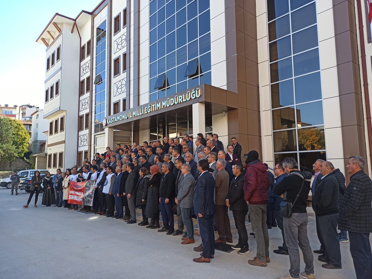 EbsKastamonu's tweet photo. Öğretmenlik Meslek Kanunun öğretmenlerin beklentilerini karşılayacak şekilde ACİLEN revizyonu için bugün ulkemiz genelinde tüm eğitim kurumlarında ilk derse girmedik. Yine bugün saat 12:45’de  Kastamonu İl Milli Eğitim Müdürlüğü onunde Basın Açıklaması gerçekleştirdik. https://t.co/LK97SHUvsN