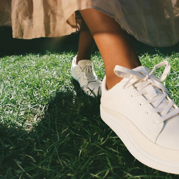 FourWordPodcast's tweet photo. Last month B-Corp-certified shoe brand @Allbirds launched the new ‘Plant Pacer’ shoe made from MIRUM. The material was created by @NFW_Tech who claim that it has a carbon footprint 88% lower than cow leather and 75% lower than the typical pleather.
#sustainablefashion #ecofashion https://t.co/b1PEA7L8KO