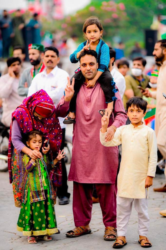 خان صاحب! ہم سب گھر والے آئے ہیں، کوئی نہیں رہ گیا گھر پر!!

#حقیقی_آزادی_لانگ_مارچ