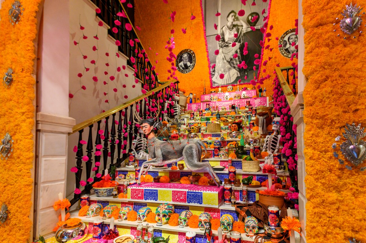 casademexicoesp's tweet image. Una de nuestras tradiciones más importantes es el Día de Muertos, celebrada el 01 y 02 de noviembre como tributo a la memoria de los que ya no están con nosotros.

Para celebrarlo visita nuestro Mega Altar inspirado en Frida Kahlo. 

casademexico.es/dia-de-muertos…

#DíadeMuertos #FCME