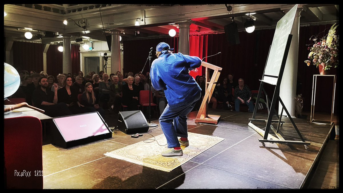 aldith_hunkar's tweet photo. 🎓🎵 Slot van de #Geschiedenisles: rapper ELMER! Over rappende vrouwen zonder sorry!
@FSiteNu @DeRodeHoed #HERstory https://t.co/Y8hiimdH0b