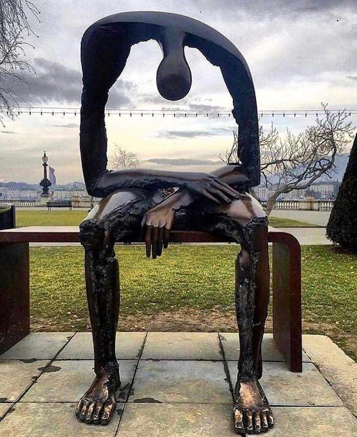 Melancholy, una scultura di Albert Gyorgy, ritrae il vuoto che ci lascia dentro il dolore.