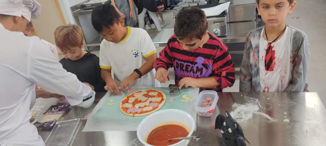 FpClaras's tweet photo. Nuestros alumnos de FP de cocina participaron en la celebración de Halloween junto a los alumnos de colegio.

Los niños aconsejados por nuestros estudiantes realizaron unas magníficas y sabrosas pizzas.

#FPLasClaras https://t.co/j4RxvbETET