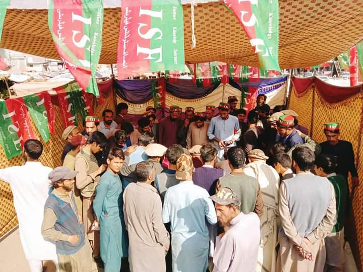 PTIGBOfficial's tweet photo. گلگت:چلاس گولڈن چوک میں ISF کی جانب سے ممبر شپ کیمپ کا انعقاد۔
کیمپ میں طلباء کی کثیر تعداد نے ممبرشپ حاصل کی اور عمران خان کا پیغام گھر گھر پہنچانے کا عزم بھی کیا۔
#ISF #ISFMembershipDrive
#حقیقی_آزادی_لانگ_مارچ https://t.co/XVxpClDefM