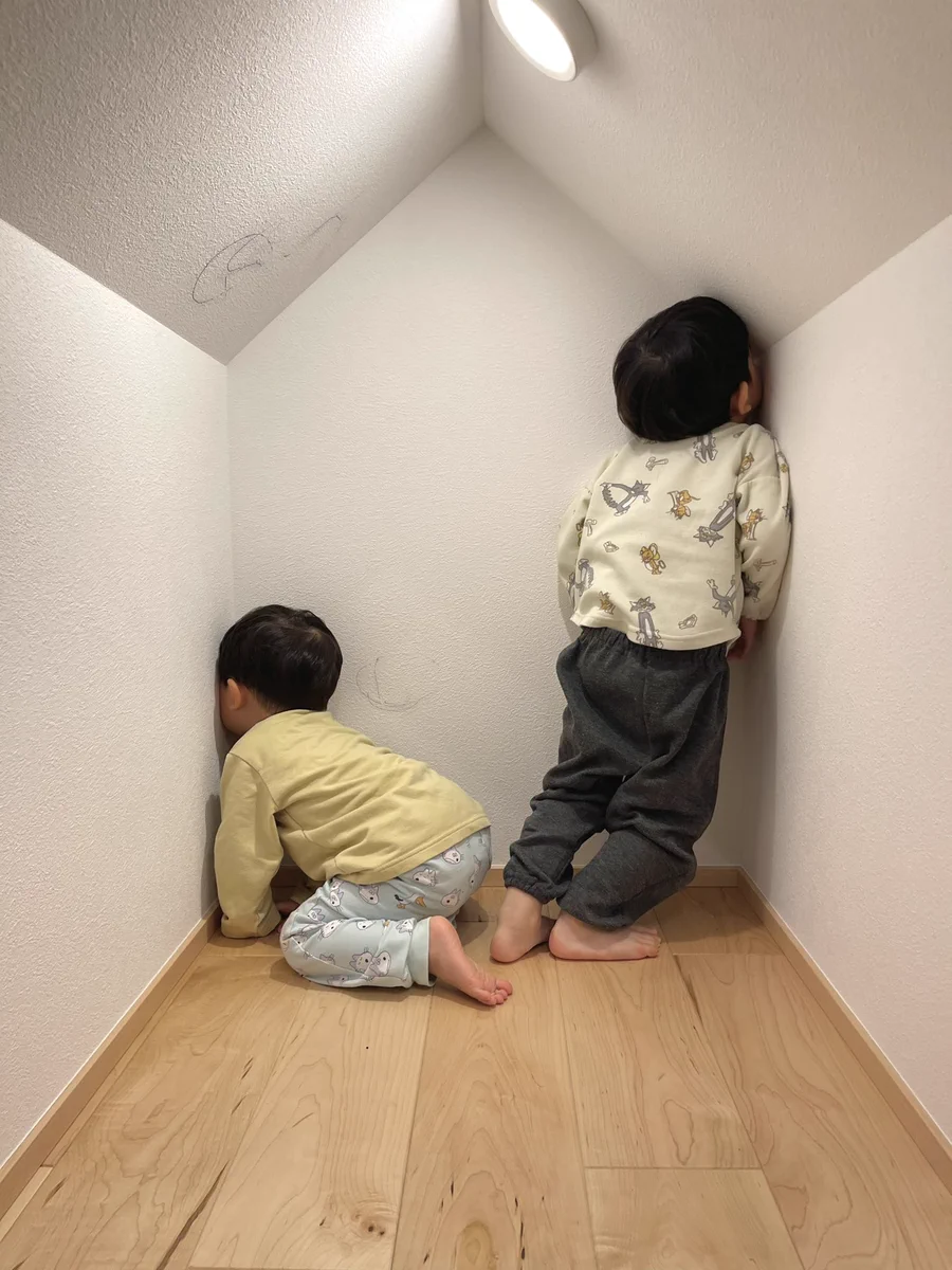 本人たちは大真面目！3歳と2歳のかくれんぼがかわいすぎるｗｗｗ