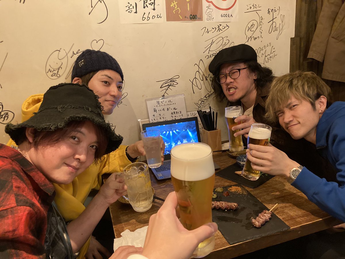 charapera_'s tweet image. 【バシフェス BAND LIVE】

バンドメンバー達と打ち上げ中！

当日みんなクタクタだったから後日開催にww

ライブ映像を観ながらワイワイやっております！みんなたくさん練習して本番も素敵な演奏ありがとう！

この曲がどうだったとかあーだったとか話しながら飲むのが一番楽しい！

#バシフェス