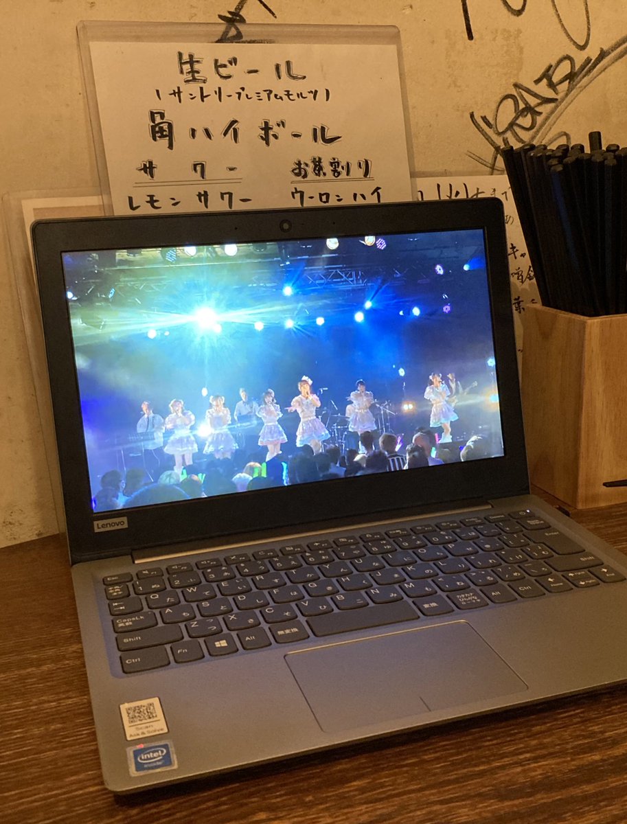 charapera_'s tweet image. 【バシフェス BAND LIVE】

バンドメンバー達と打ち上げ中！

当日みんなクタクタだったから後日開催にww

ライブ映像を観ながらワイワイやっております！みんなたくさん練習して本番も素敵な演奏ありがとう！

この曲がどうだったとかあーだったとか話しながら飲むのが一番楽しい！

#バシフェス