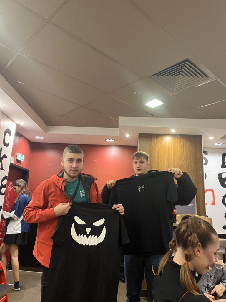 fhejrg's tweet photo. Merci pour la force pour hier soir 🫶
On remet ça bientôt 
https://t.co/dpzHu0nGXr pour peter tes sapes https://t.co/Xoq7Tw2pIa