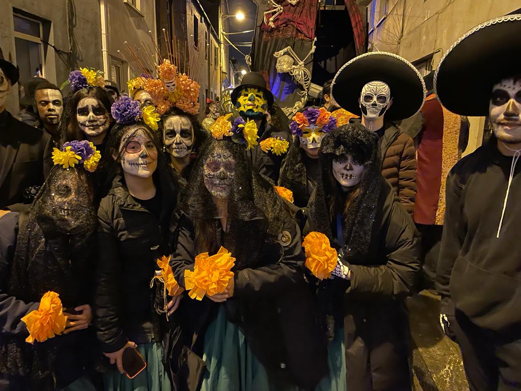 MexicansInCork's tweet photo. The rain wasn't going to stop us! holding umbrellas and warm coats we walked with the Dragon!! @corkartlink @corkcitycouncil @EmbaMex_Irlanda @IrishEmbMexico  #dragonofshandon #wearecorktoo #mexicanosencork https://t.co/ciD0C17eOM