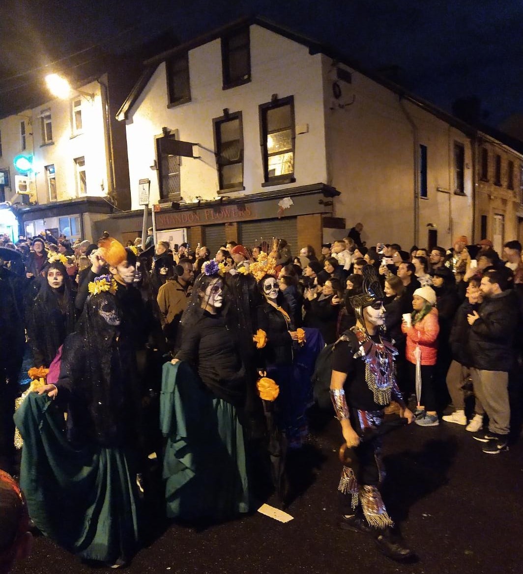 MexicansInCork's tweet photo. The rain wasn't going to stop us! holding umbrellas and warm coats we walked with the Dragon!! @corkartlink @corkcitycouncil @EmbaMex_Irlanda @IrishEmbMexico  #dragonofshandon #wearecorktoo #mexicanosencork https://t.co/ciD0C17eOM