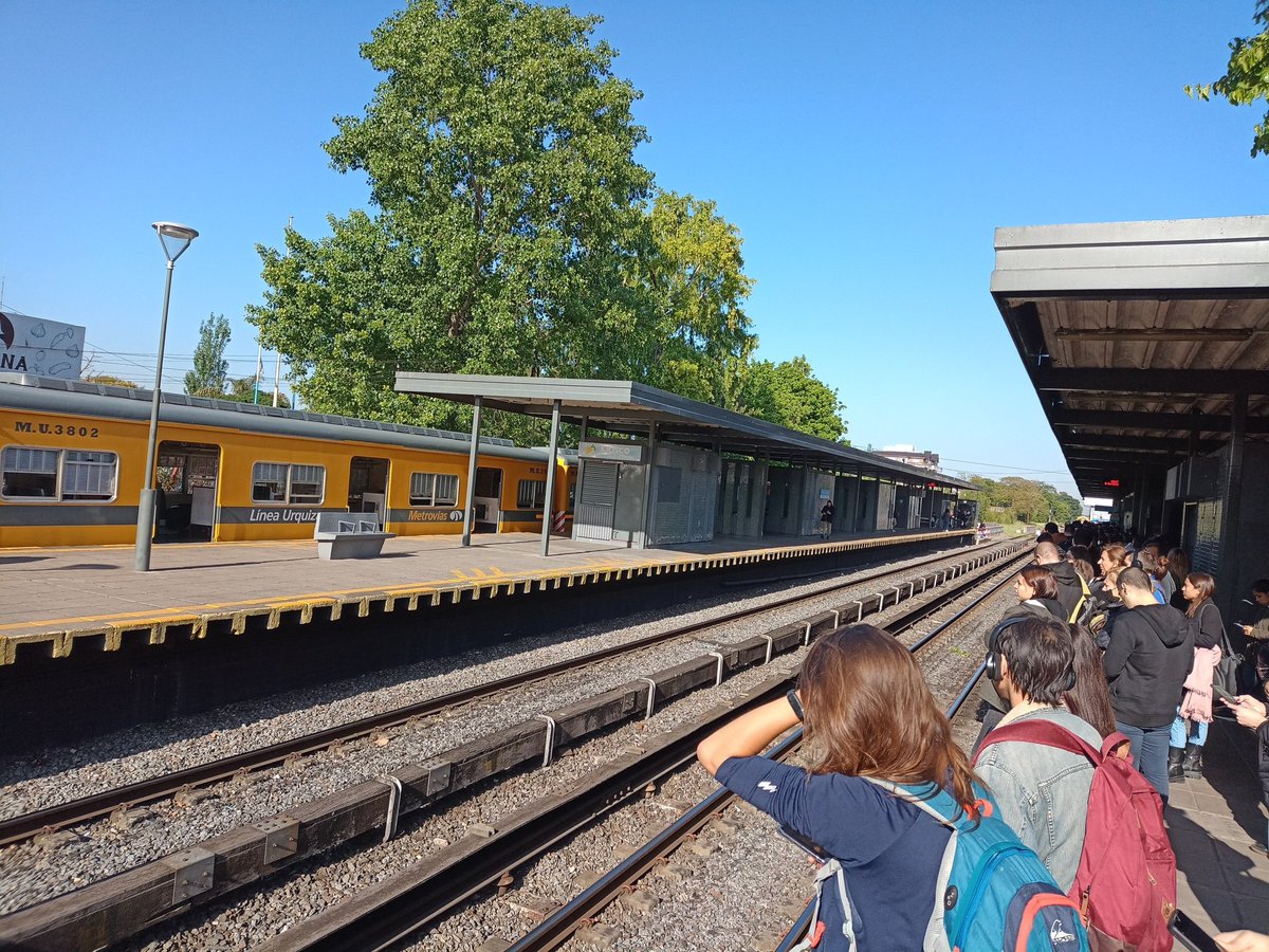 Matnicnic's tweet photo. @Metrovias un poco de respeto, nos hacen bajar de un tren en la tercer via en Martin Coronado para subir a otro que esta desbordado. https://t.co/BXMVcGXDo4