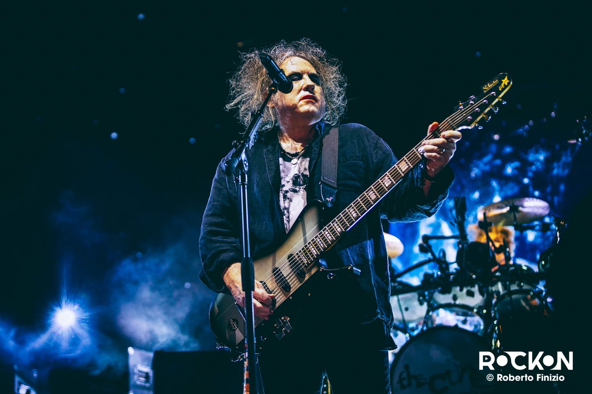 rockonitalia's tweet photo. THE CURE: guarda le foto e scopri la scaletta del concerto di Bologna #thecure #TheCureLostWorld22 

📸➡️ https://t.co/SPVYVG9bKG https://t.co/nXByL880OM