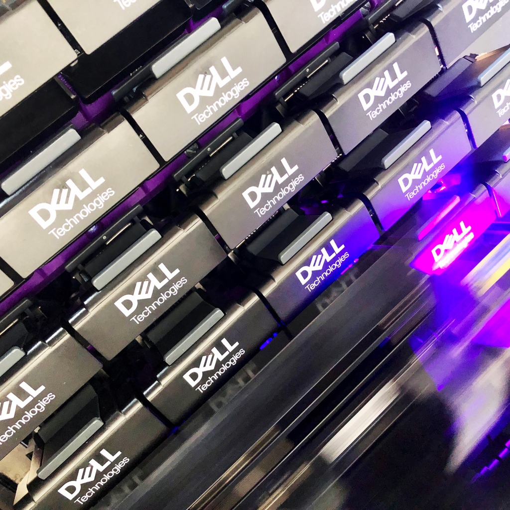 Fier de servir un des pionniers de la révolution numérique ! Dell Technologies s'ajoute à nos clients et s'équipe de notre concept Phoneside personnalisé à l'image de leur marque ! 😎

On continue ! 💪

#Gift #Smartphone #Custom #Personnalisation #Work #Tech