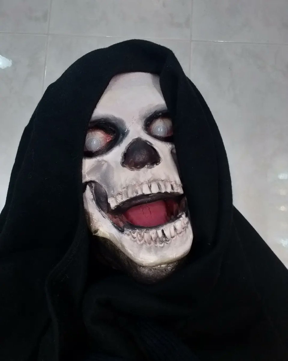 Yo es que si en Jalowin no me pego algún postizo o me pintarrajeo no soy yo. Vale que también estaba deseando probar este protésico y de paso hacer un poco el gamba... 🤣🤣🤣💀💀💀