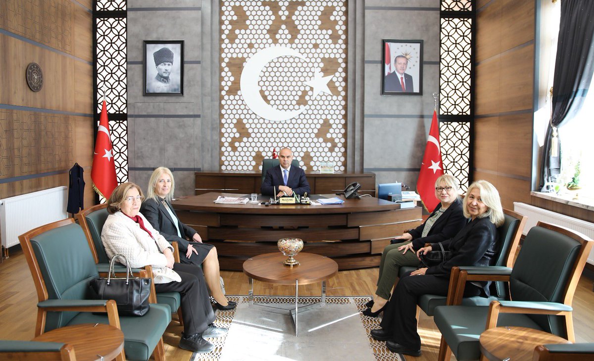 Valimiz Sayın Mustafa Koç, Türkiye Yardım Severler Derneği Niğde Şubesi Başkanı Serap Erelli ve beraberindeki dernek üyelerini makamında kabul etti.