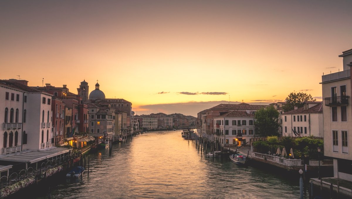 ParmaPini's tweet photo. Autumn in Venice, Italy
#venice #italy #italian #sunset #venetian #autumnsky #europe #automne #stunningsky #viewsfromabove #viewfromawindow https://t.co/SrhdDafV4f