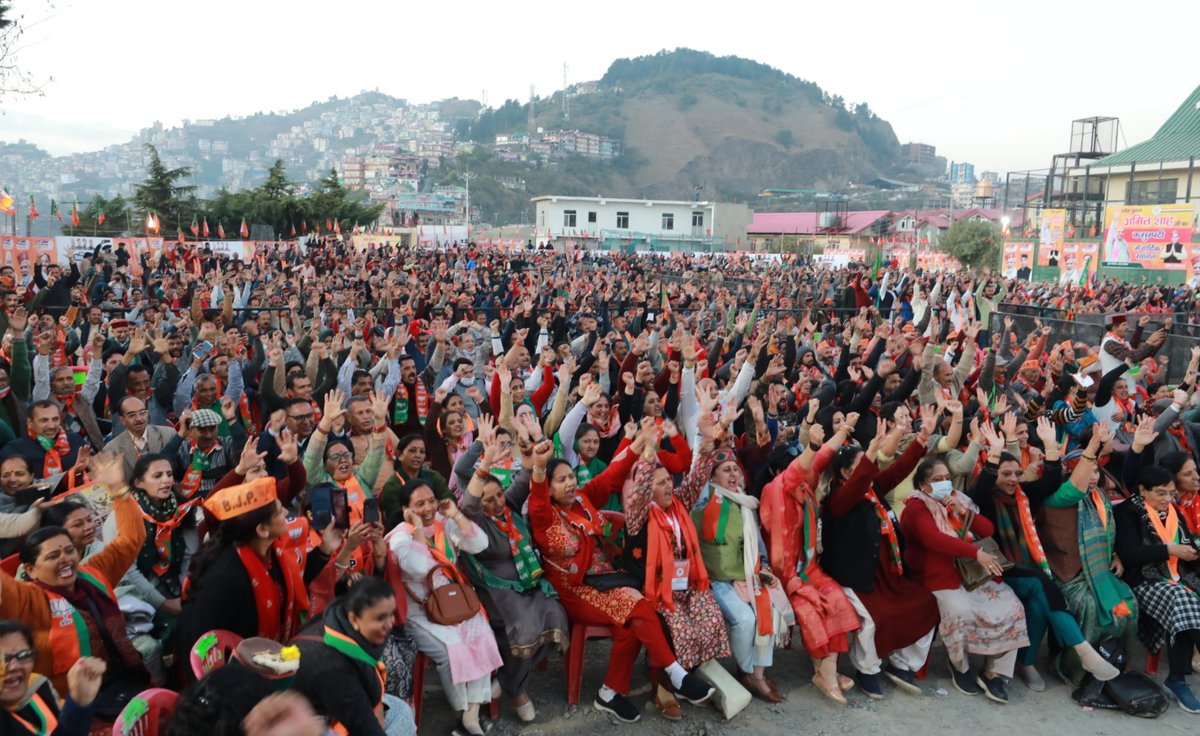 भाजपा की डबल इंजन सरकार ने हिमाचल में विकास के नए युग की शुरुआत की है। प्रदेश की जनता इस विकास यात्रा को जारी रखने के लिए भाजपा को पहले से भी प्रचंड बहुमत देकर जिताने वाली है। कुसुम्पटी (शिमला) जनसभा की कुछ तस्वीरें।