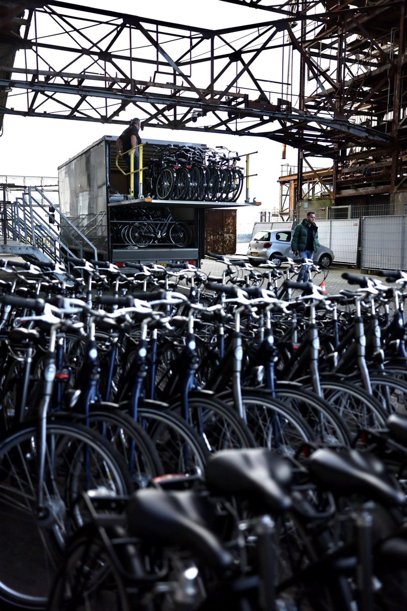 De groepen vertrekken zo richting de #ateliers. Een deel met de watertaxi… en een deel met de 🚲. Die staan vast klaar! #groeienmetgrenzen
