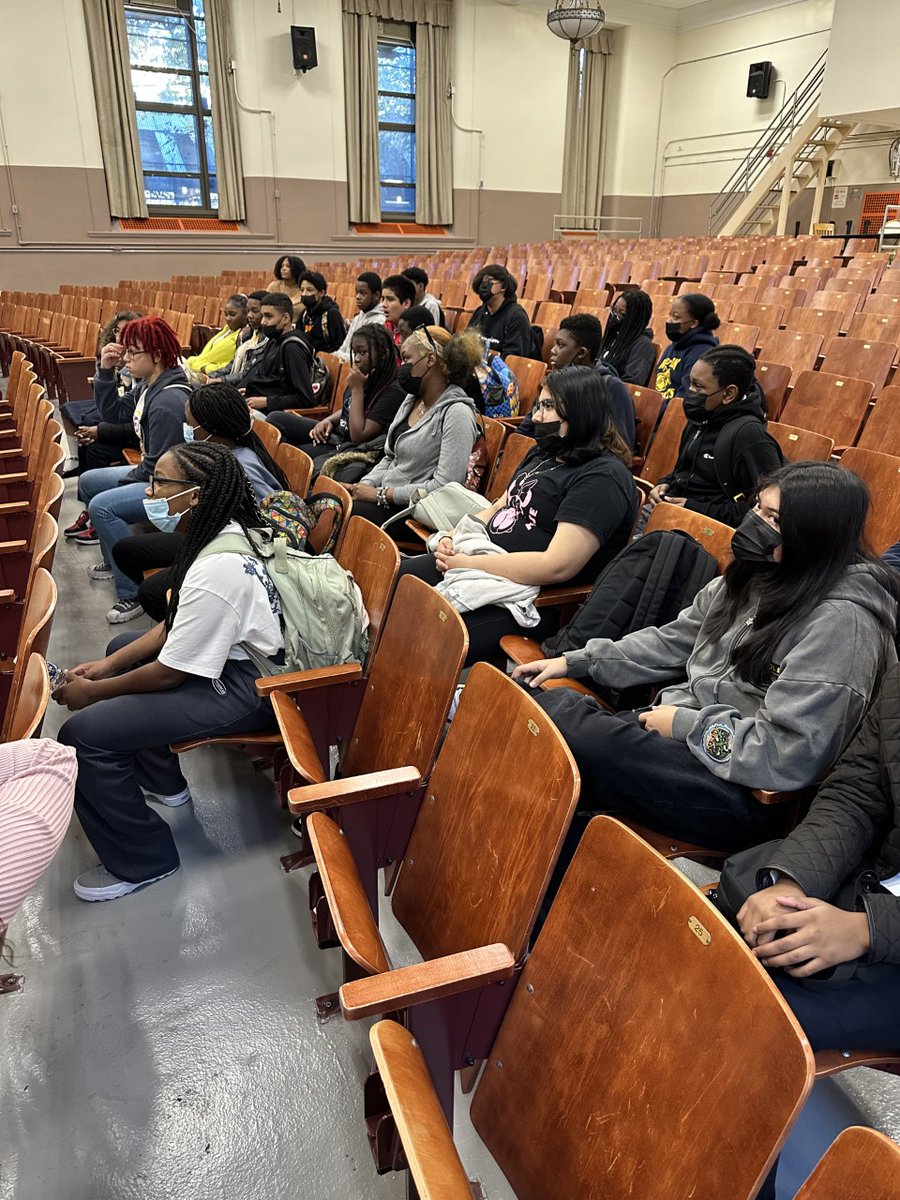 WhitmanMS246's tweet photo. 8th grade scholars getting a visit from the scholars and staff at the @kurthahnschool school! #whitmanwinners #246ontherise #WildcatsROAR #wedobigthingsat246 #whitmanpride #growthmindset
@SheneanL
@RitaJosephNYC https://t.co/tUoY6LCKoI