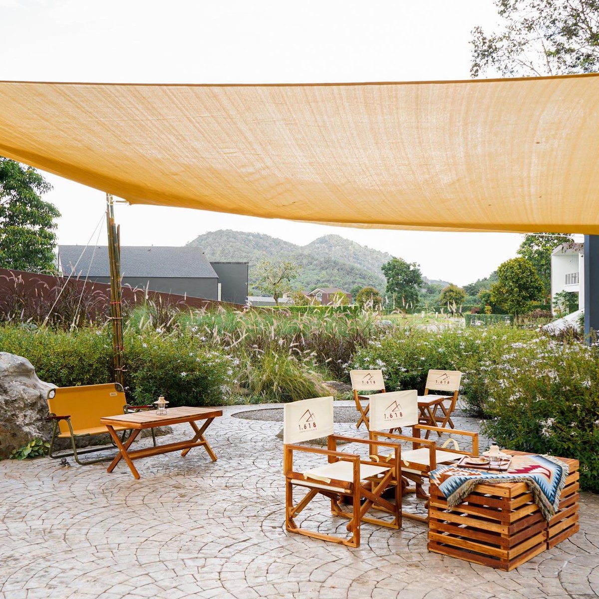 ThaNudChim's tweet image. คาเฟ่เปิดใหม่ที่เขาใหญ่ วิวดีมาก vibe ดีมาก ต้องไปแบบสุด “Flourist Bakehouse” เพิ่งเปิดได้สดๆร้อนๆเลย วิวคือเห็นภูเขาดีมาก ทุ่งหญ้ากว้าง คือนางเปิดในโครงการบ้านทำให้ต้นไม้ สัดส่วนต่างๆ ดีมาก ไม่รกเลย มาชิลๆ ถ่ายรูปสวยๆรับลมเย็นแบบฉ่ำๆได้เลย #รีวิวคาเฟ่ @ReviewAroii