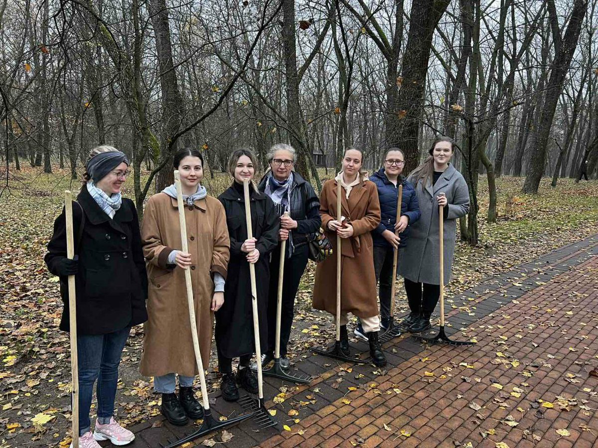 ARnpc's tweet photo. Команда РНПЦ психического здоровья приняла активное участие в субботнике с уборкой листвы на территории Центра, а т��к-же в Парке Победы.

#рнпцписхическогоздоровья #рнпц #субботник #Минск #Беларусь #Belarus #Minsk https://t.co/pcjlDdQIDj