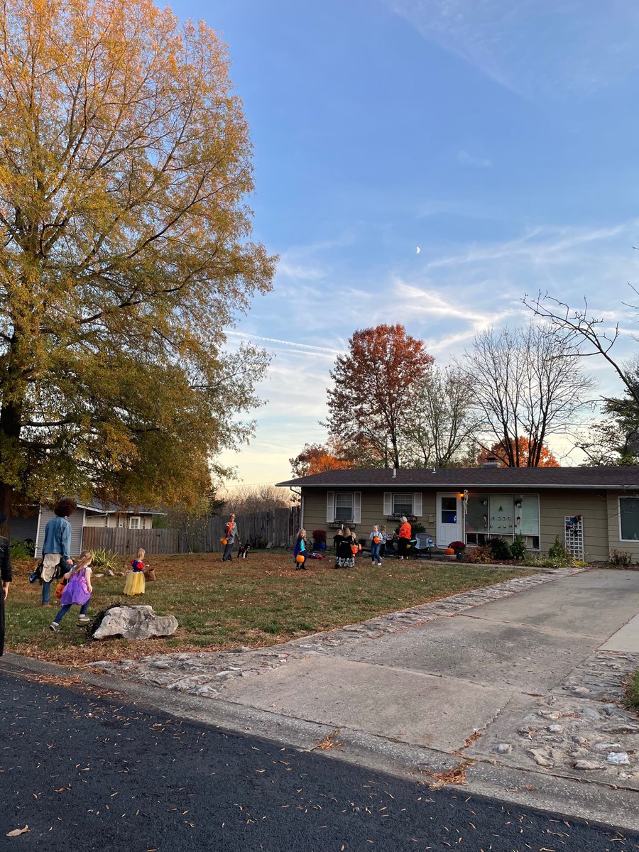 akrainey's tweet photo. The pure joy of watching neighborhood kids trick or treat https://t.co/dXXxTzScWO