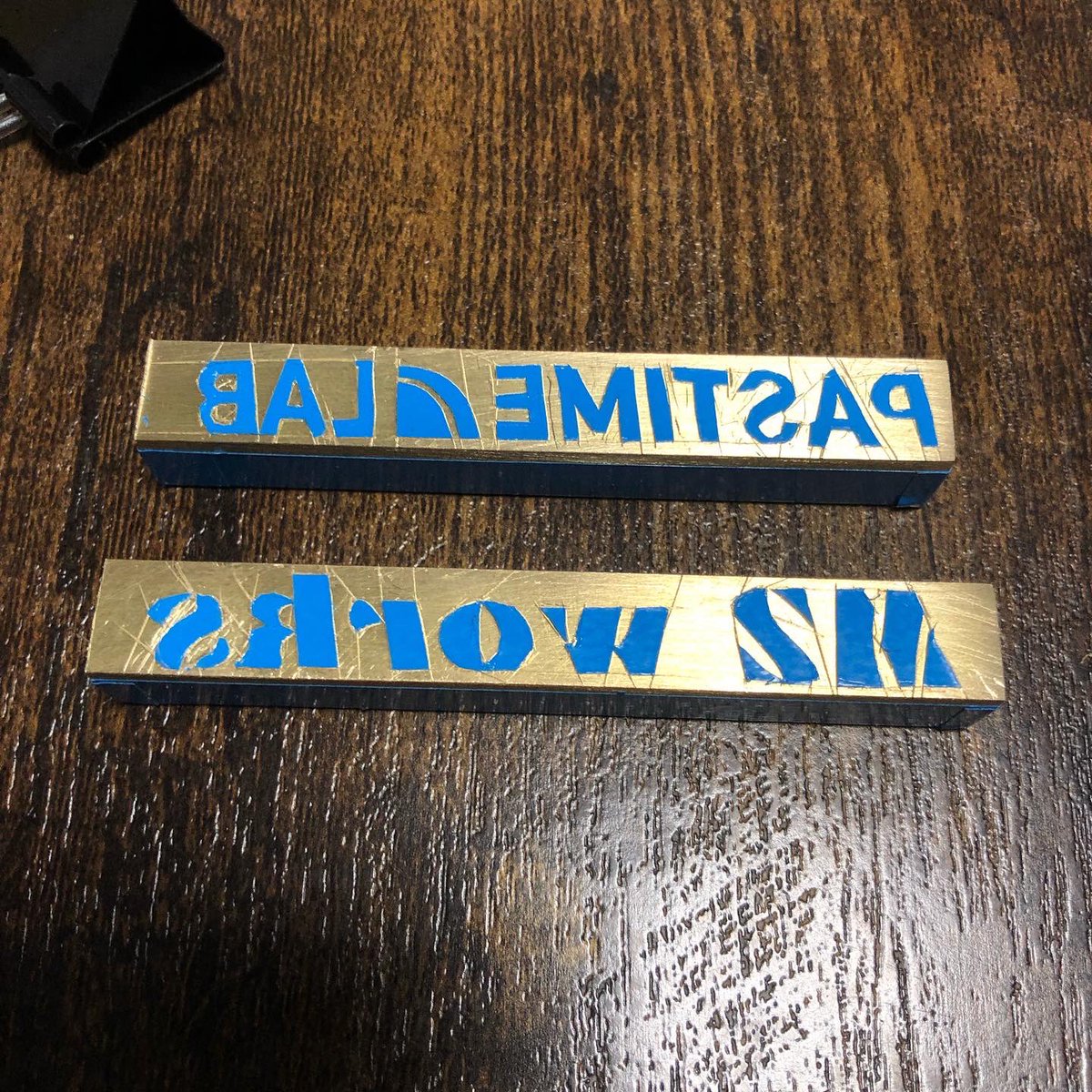 pastime_lab's tweet photo. 焼印を作ってみました😊

真鍮にカッティングシートを貼ってエッチング液で🤔

12時間以上浸けて後は削って出来上がり😊👍

交換出来るようにしています😊
持ち手はセリアの三本鍬です😊

初めてなので苦労したけれど慣れると簡単です😊

#焼印
#真鍮
#カッティングシート
#エッチング液
#セリア https://t.co/ArBvoVXL29