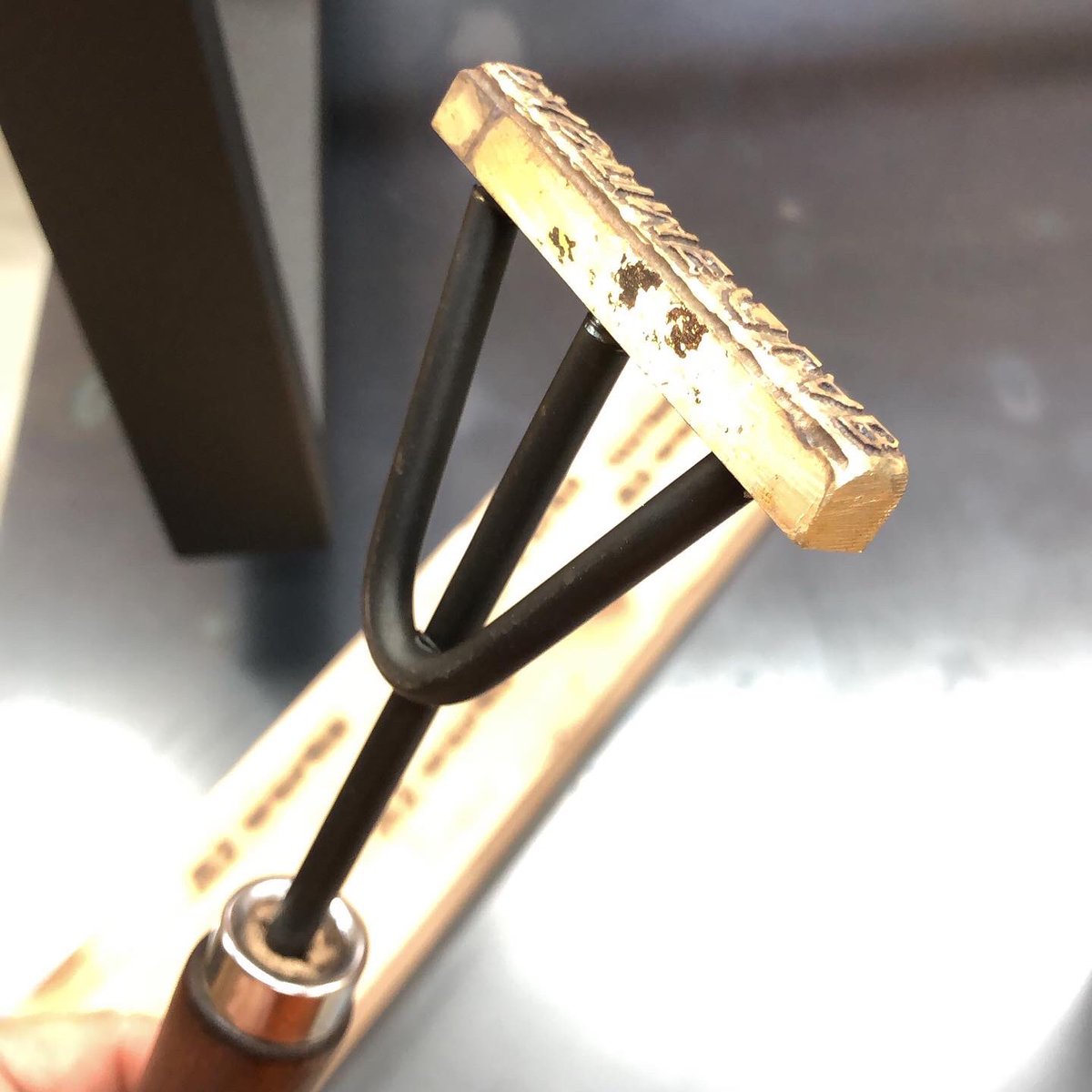 pastime_lab's tweet photo. 焼印を作ってみました😊

真鍮にカッティングシートを貼ってエッチング液で🤔

12時間以上浸けて後は削って出来上がり😊👍

交換出来るようにしています😊
持ち手はセリアの三本鍬です😊

初めてなので苦労したけれど慣れると簡単です😊

#焼印
#真鍮
#カッティングシート
#エッチング液
#セリア https://t.co/ArBvoVXL29