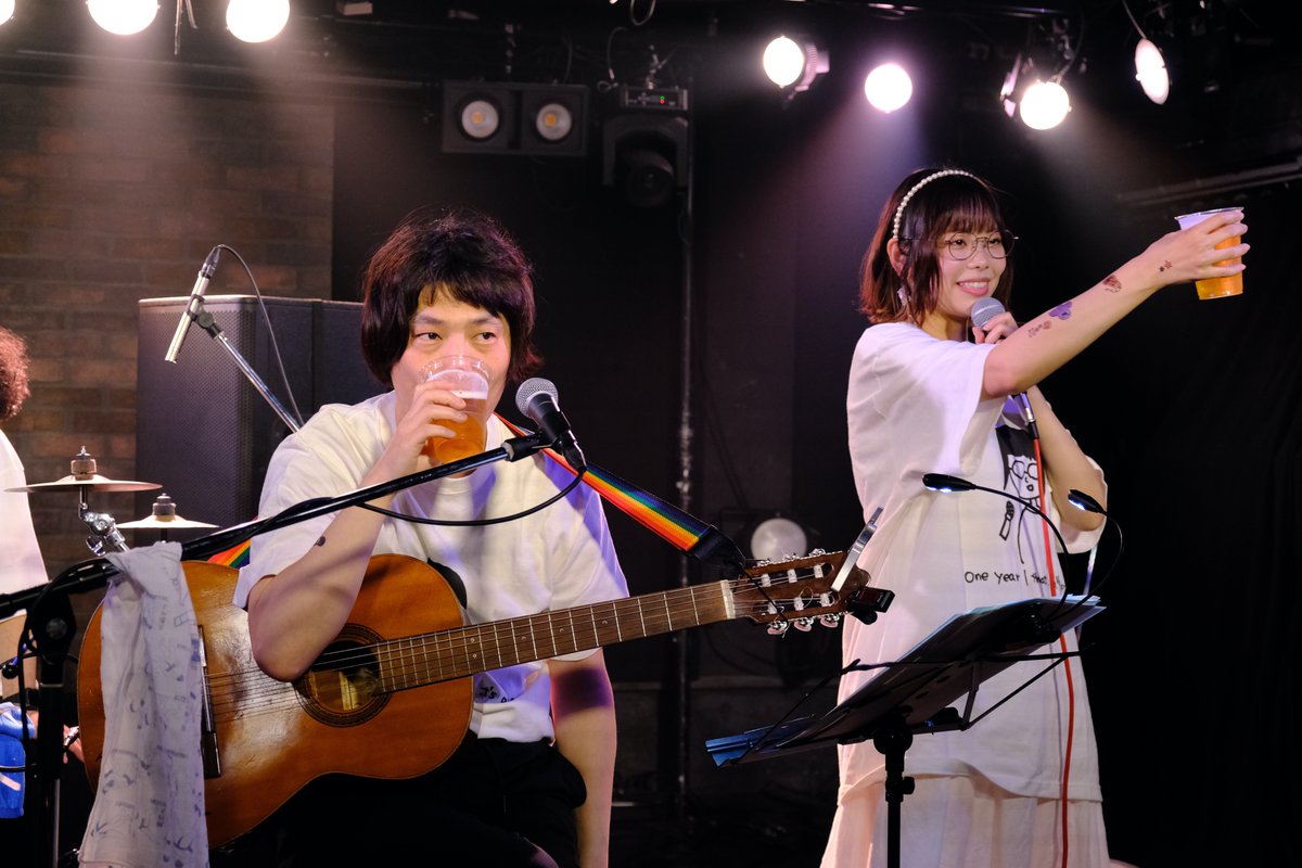 itkita's tweet photo. ビールを片手に歌うロックスターの桐生ちあり🍻
#ザッツのレコ発 #PCC16 https://t.co/Aw28atf5ZU