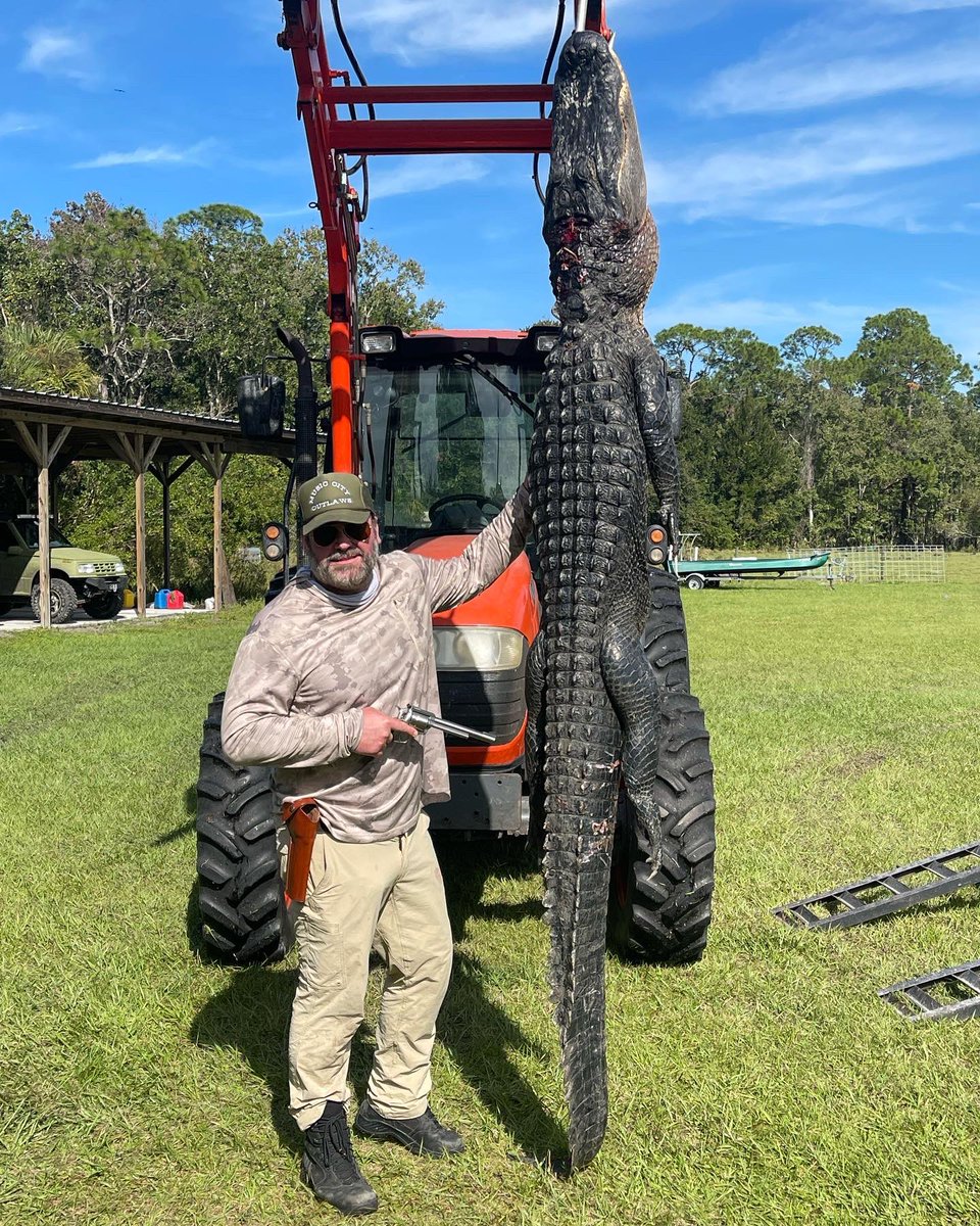 When my man @leebrice rolls into Florida we know how to get it done. #TaylorCreek delivers the mail once again! We hunted and stalked this big old gator and Lee was able to get it done! #gatorhunting #experiences #taylorcreek #floridaoutdoors