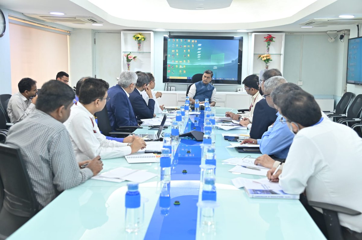 Shri Alok Kumar, Secretary, Ministry of Power, Chairperson CEA, Secretary CERC, CMD NTPC, CMD POSOCO, & other officials from the Ministry & CPSEs attended the meeting. @CEA_India @ntpclimited @PosocoIndia @power_pib
