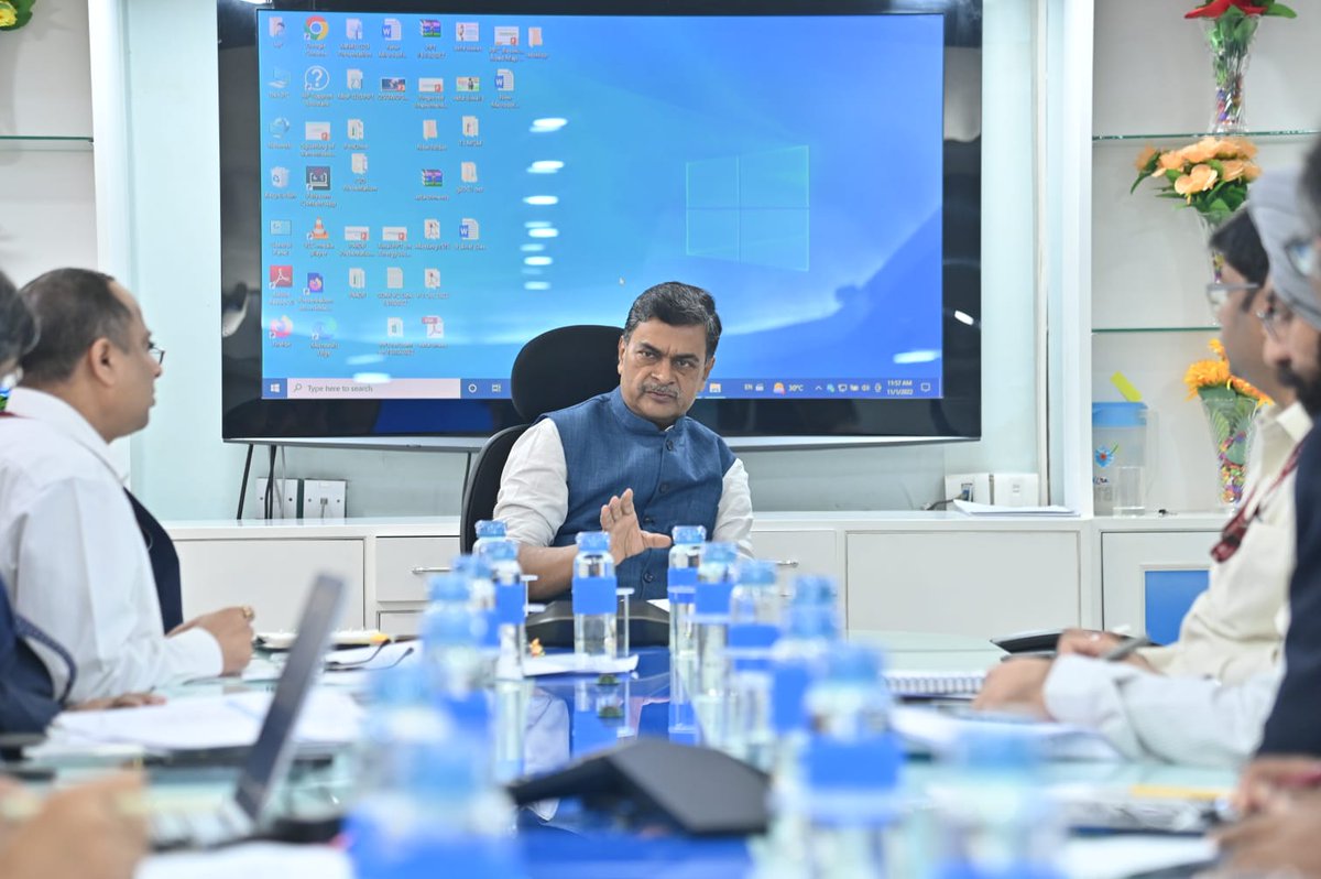 Hon'ble Minister for Power and New & Renewable Energy, Shri R K Singh, chaired a meeting today to discuss the issues related to Gas-based Power Plants. @OfficeOfRKSingh @PIB_India